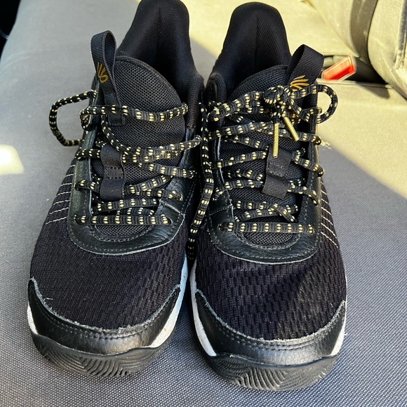 Under Armour Steph Curry youth 6.5 shoes for sale wore about 5 times. - Picture 3 of 4